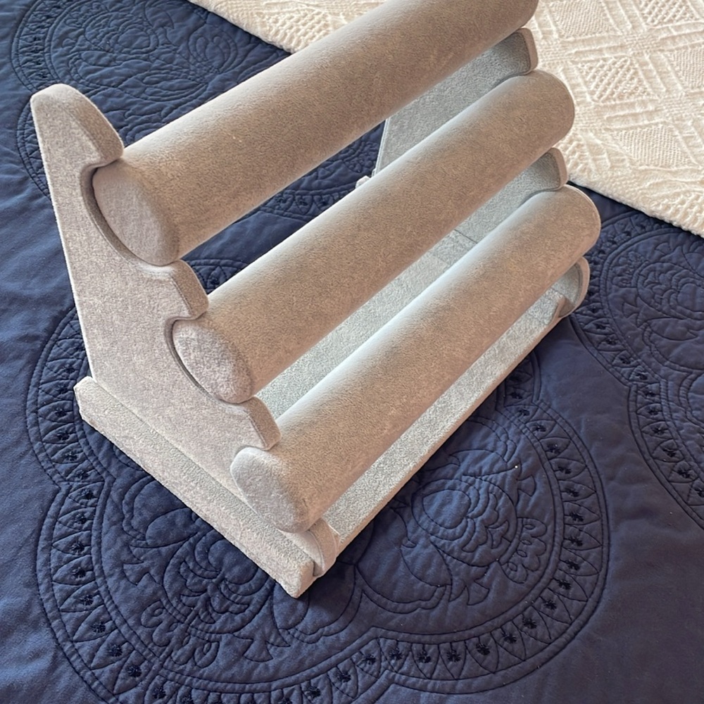 Elegant Jewelry Display Stand - Picture 3 of 4